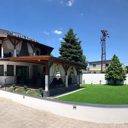 Hotel Lotus Halasztelek Exterior photo